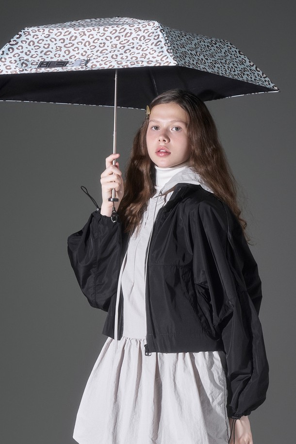 그린라벨 UV 프로텍션 초경량 레오파드 우산 양산 겸용 아크라는 봄, 여름철 자외선을 완벽하게 차단해 주는 실용적인 아이템입니다. UPF 50+ 등급으로 자외선 차단율 99.9%를 자랑하며, 초경량 설계와 접이식 디자인으로 휴대성을 높였습니다. 베이지, 핑크, 옐로우 등 6가지 다채로운 컬러와 레오파드 무늬, 벨크로 잠금장치, 카라비너 장식으로 디자인과 기능을 모두 만족시킵니다.
