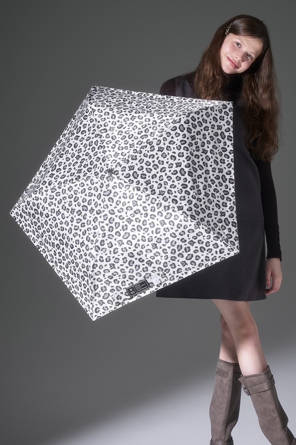 그린라벨 UV 프로텍션 초경량 레오파드 우산은 베이지, 핑크, 옐로우, 스카이블루, 브라운, 그레이 6가지 다채로운 색상으로 만나볼 수 있는 양산 겸용 우산입니다. 폴리에스터 소재에 UV 차단, 자외선 차단 기능을 갖춰 일상생활에서 자외선을 효과적으로 차단해주며, 초경량 디자인과 슬림한 디자인으로 휴대성을 높였습니다. 레오파드 무늬와 로고 디자인, 내부 블랙 암막 원단, 카라비너 및 벨크로 부착 시스템으로 실용성과 디자인을 모두 갖춘 우산입니다.
