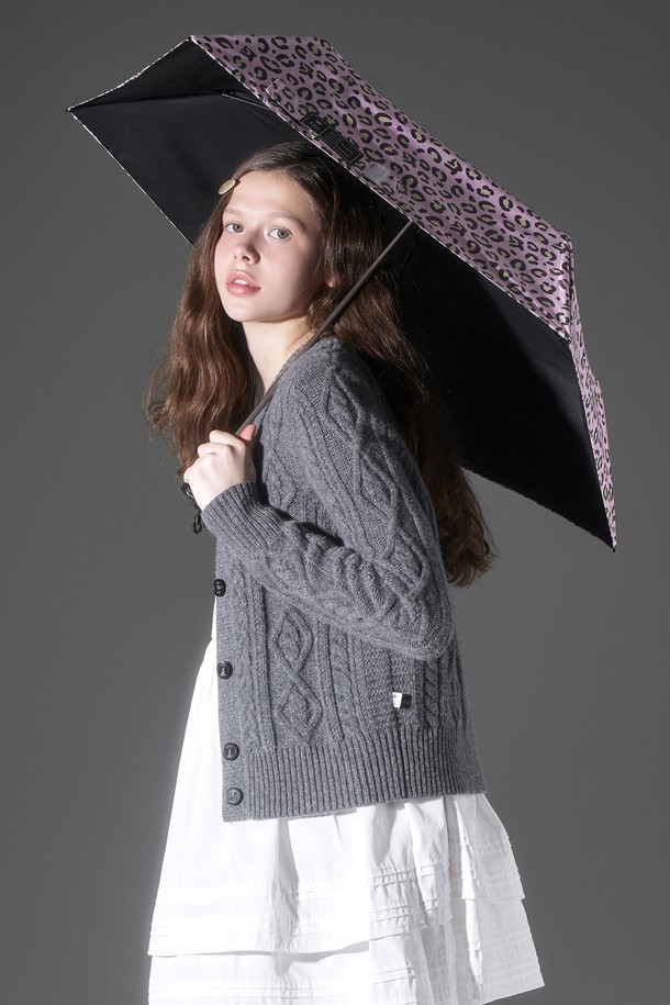 그린라벨 UV 프로텍션 초경량 레오파드 우산 양산 겸용 아크라는 일상 및 자외선 차단을 위한 필수템입니다. 베이지, 핑크, 옐로우, 스카이블루, 브라운, 그레이 6가지 다채로운 컬러로 출시되었으며, 레오파드 패턴과 엠보싱 로고, 카라비너, 벨크로 디자인으로 세련됨을 더했습니다. UPF 50+, UV-R, UV-A, UV-B 99.9% 차단 및 내부 블랙 차광원단으로 강력한 자외선 차단 기능을 제공하며, 초경량, 방수, 접이식으로 휴대와 사용이 간편합니다.
