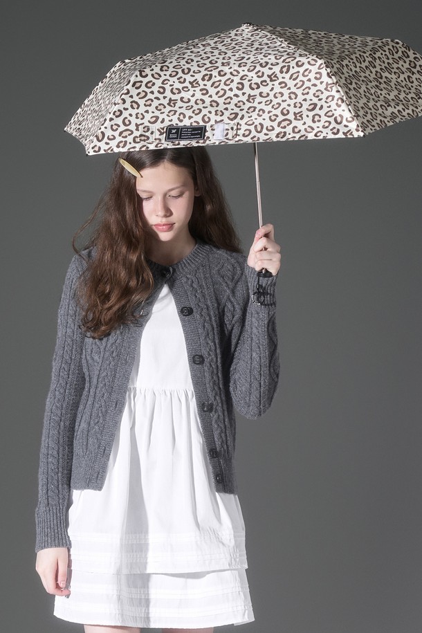 그린라벨 UV 프로텍션 초경량 레오파드 우산 양산은 자외선으로부터 피부를 안전하게 보호해주는 실용적인 아이템입니다. UPF 50+ 등급으로 99.9%의 높은 UV 차단율을 자랑하며, 블랙 차광 안감을 사용하여 햇빛을 효과적으로 막아줍니다. 베이지, 핑크, 옐로우, 스카이블루, 브라운, 그레이 등 6가지 세련된 컬러의 레오파드 패턴으로 디자인되었으며, 초경량, 접이식, 방수 기능을 갖춰 일상생활에서 편리하게 사용할 수 있습니다.
