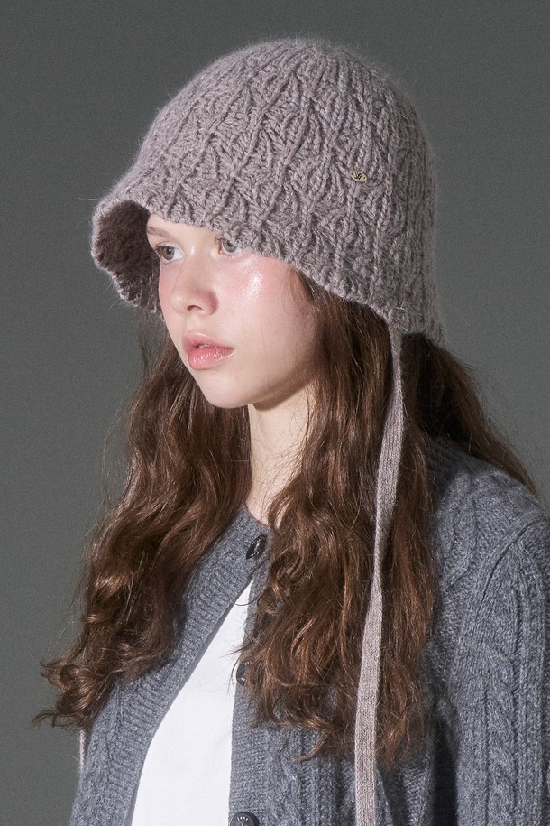 **앙고라 니트햇 비아레 (4 colors)**

부드러운 촉감의 앙고라 니트햇 비아레는 여성스러운 겨울 스타일을 완성해 줍니다. 아이보리, 애쉬베이지, 블랙 3가지 색상으로 출시되어, 어떤 룩에도 잘 어울립니다. 보온성과 신축성이 뛰어나며, 가볍고 형태 안정성이 좋아 편안하게 착용할 수 있습니다. 타원형 금속 참 장식과 스트링으로 포인트를 더했으며, 스트링을 활용하여 다양한 스타일을 연출할 수 있습니다. 겨울 데일리룩, 산책룩, 카페룩 등 미니멀, 클래식, 캐주얼 스타일 모두에 잘 어울리는 활용도 높은 니트햇입니다.
