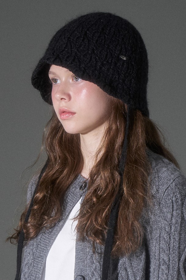 부드러운 앙고라 소재의 '앙고라 니트햇 비아레'는 여성스러운 겨울 스타일을 완성해 줄 니트햇입니다. 아이보리, 애쉬베이지, 블랙 3가지 색상으로 출시되어 어떤 룩에도 쉽게 매치할 수 있습니다. 가볍고 형태 안정성이 뛰어난, 앙고라 혼방 소재로 제작되어 부드러운 촉감을 자랑합니다. 모자 깊이 23cm로, 타원형 금속 참 장식과 스트랩 디테일이 세련된 포인트를 더합니다. 보온성을 더해 겨울철 데일리룩, 산책룩, 카페룩에 따뜻함과 스타일을 동시에 선사합니다.
