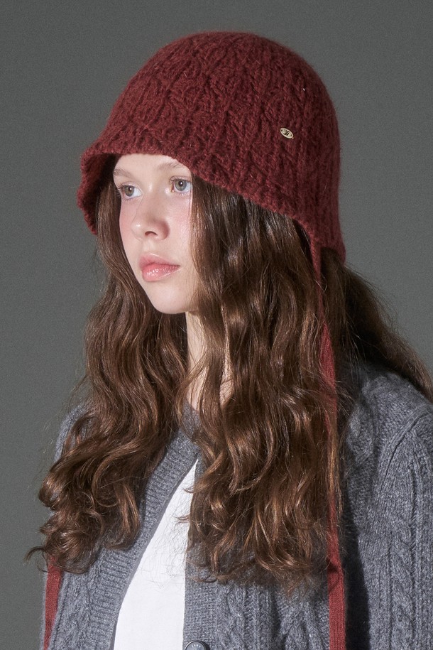 **앙고라 니트햇 비아레 (4 colors)**

부드러운 촉감의 앙고라 혼방 원사로 제작된 여성 니트햇입니다. 아이보리 애쉬베이지, 블랙 2가지 색상으로 출시되었으며, 가을/겨울 시즌 데일리룩, 산책룩, 데이트룩 등 다양한 TPO에 활용하기 좋습니다. 미니멀, 클래식, 캐주얼 스타일을 즐겨 입는 분들께 추천하며, 모자 깊이 23cm로 안정적인 착용감을 선사합니다. 금속 참 장식과 스트랩 디테일이 돋보이며, 형태 안정성이 우수하여 오랫동안 변형 없이 착용할 수 있습니다.
