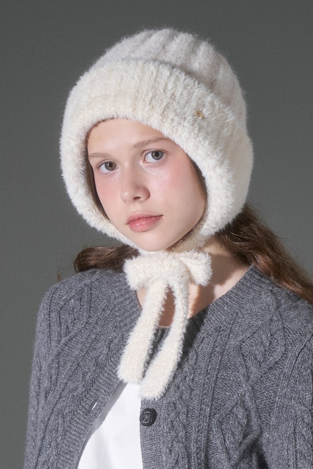 따뜻함과 스타일을 동시에 잡는 울 혼방 투톤 니트 보닛햇 세르디입니다. 부드러운 촉감의 울 혼방 소재와 두꺼운 두께감으로 가을, 겨울 추위 속에서도 포근하게 착용할 수 있습니다. 은은한 투톤 배색과 뒷면 트임, 금속 참 장식, 스트랩 디테일이 돋보이며, 귀를 덮는 디자인으로 보온성을 높였습니다. 라이트베이지, 애쉬피치, 그레이 3가지 컬러로 출시되어 겨울 데일리룩, 산책룩, 카페룩 등 다양한 스타일에 클래식하고 미니멀한 무드를 더할 수 있습니다.
