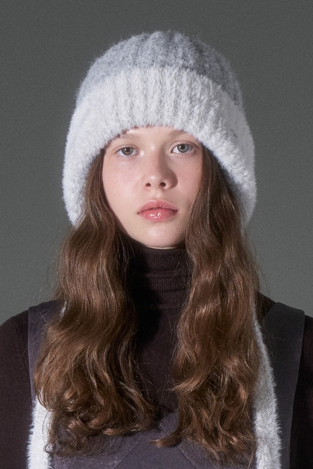 따뜻함과 스타일을 동시에 잡는 울 혼방 투톤 니트 보닛햇 '세르디'입니다. 부드러운 촉감의 울 혼방 원사를 사용하여 가을, 겨울 시즌에 포근하게 착용할 수 있으며, 귀를 덮는 디자인으로 보온성을 높였습니다. 라이트베이지 애쉬피치, 그레이 블랙 등의 4가지 다채로운 컬러로 출시되어 데일리룩, 산책룩, 여행룩 등 다양한 TPO에 매치하기 좋습니다. 뒷쪽 트임과 배색 날개사 디테일, 금속 참 장식, 스트랩이 더해져 클래식, 미니멀, 캐주얼 스타일 모두 소화 가능한 아이템입니다. 모자 깊이 21cm로 안정적인 착용감을 선사합니다.
