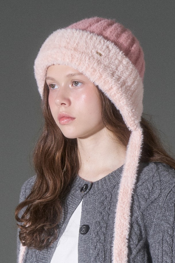 **울혼방 투톤 니트 보닛햇 세르디 (4 colors)**는 부드러운 촉감과 두꺼운 두께로 따뜻함을 선사하는 여성용 보닛햇입니다. 가을, 겨울 시즌에 어울리며, 일상, 산책, 데이트 등 다양한 TPO에 활용할 수 있습니다. 리사이클 폴리에스터, 아크릴, 울, 나일론, 폴리우레탄 혼방 소재로 제작되었으며, 모자 깊이는 21cm입니다. 클래식, 미니멀, 캐주얼 스타일 모두 소화 가능하며, 라이트베이지, 애쉬피치, 그레이, 블랙 4가지 컬러로 만나보세요. 배색 날개사 디테일, 뒷쪽 트임, 귀까지 덮는 디자인으로 보온성을 높였으며, 금속 참과 스트랩 장식이 포인트입니다.
