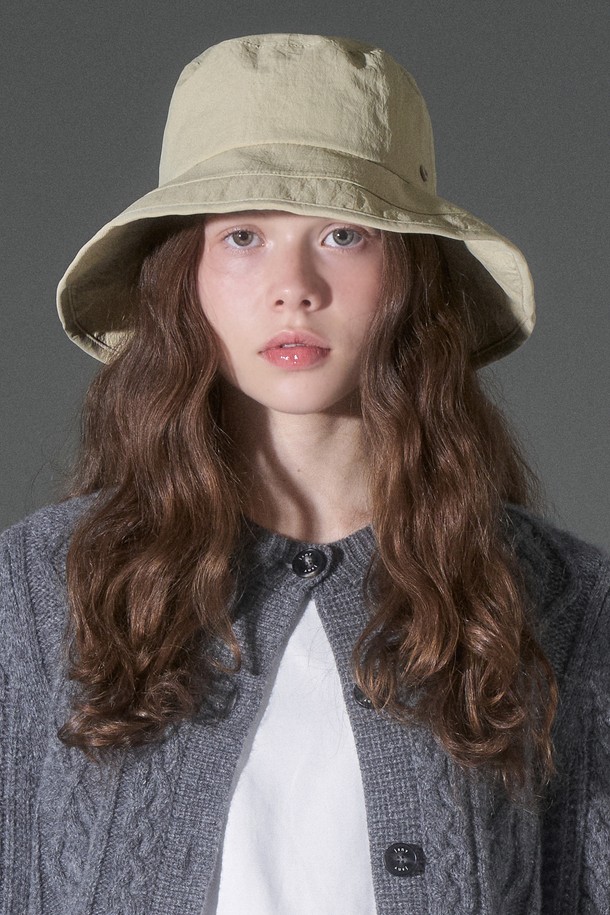 "큐트 리본 버킷햇 샤르나"는 여성스러운 스타일을 완성하는 버킷햇입니다. 부드러운 촉감의 나일론, 폴리에스터, 면 혼방 소재로 제작되어 봄, 여름, 가을 계절에 쾌적하게 착용할 수 있습니다. 8cm 챙과 8.5cm 깊이로 햇빛을 가려주며, 탈부착 가능한 리본과 고급스러운 타공 로고 장식이 포인트입니다. 사이즈 조절이 가능하며, 챙 끝에 소프트 와이어가 있어 형태를 유지하고 발수 기능도 갖췄습니다. 캐주얼, 미니멀, 클래식 스타일의 동네 마실룩, 산책룩, 여행룩에 활용하기 좋습니다.
