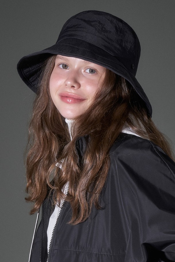 "큐트 리본 버킷햇 샤르나"는 여성스러운 분위기를 더해줄 버킷햇입니다. 부드러운 촉감의 나일론, 폴리에스터, 면 혼방 소재로 제작되어 봄, 여름, 가을 계절에 착용하기 좋습니다. 8.5cm 깊이와 8cm 챙으로 편안한 착용감을 선사하며, 탈부착 가능한 리본 장식으로 다양한 스타일을 연출할 수 있습니다. 챙 끝에는 소프트 와이어가 있어 모양을 쉽게 잡을 수 있으며, 내부 땀받이 면 소재로 쾌적함을 유지합니다. 베이지, 세이지그린, 올리브, 블랙 4가지 색상으로 출시되어, 캐주얼, 미니멀, 클래식 스타일의 동네 마실룩, 산책룩, 여행룩에 매치하기 좋습니다.
