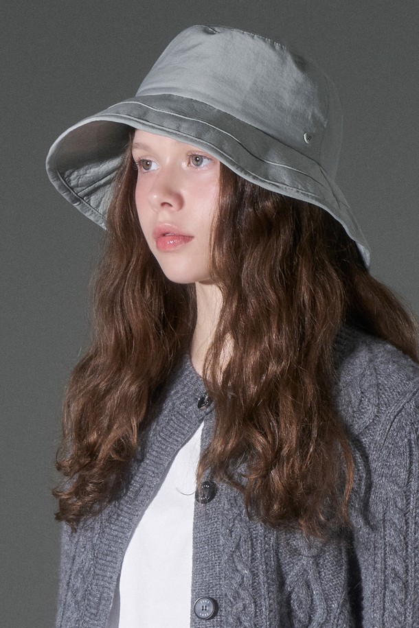 **큐트 리본 버킷햇 샤르나 (4 colors)**

부드러운 촉감과 가벼운 착용감이 돋보이는 큐트 리본 버킷햇 샤르나입니다. 면, 나일론, 폴리에스터 혼방 소재로 제작되어 봄, 여름, 가을 시즌에 착용하기 좋습니다. 챙 넓이 8cm, 모자 깊이 8.5cm로 편안한 착용감을 제공하며, 머리둘레는 56-58cm로 조절 가능합니다. 탈부착 가능한 리본과 고급스러운 타공 로고 장식으로 포인트를 더했으며, 챙 끝에는 소프트 와이어를 장착하여 핏을 잡아줍니다. 일상, 산책, 여행 등 다양한 TPO에 캐주얼, 미니멀, 클래식 스타일로 연출해보세요.
