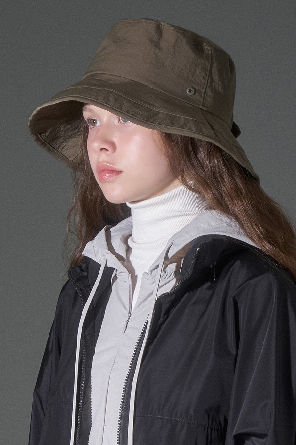 큐트 리본 버킷햇 샤르나는 여성용 버킷햇으로, 일상에서의 스타일을 더욱 돋보이게 해줍니다. 베이지, 세이지그린, 올리브, 블랙 4가지 다채로운 색상으로 출시되어 폭넓은 스타일 연출이 가능합니다. 부드러운 촉감의 나일론, 폴리에스터, 면 혼방 소재로 제작되었으며, 얇은 두께감과 8.5cm의 모자 깊이, 8cm의 챙 넓이가 특징입니다. 리본 탈부착이 가능하며, 챙 끝에 소프트 와이어를 장착하여 핏을 잡기 용이하며, 타공 로고 장식으로 포인트를 더했습니다. 동네 마실룩, 산책룩, 여행룩 등 다양한 TPO에 캐주얼, 미니멀, 클래식 스타일로 활용하기 좋습니다.
