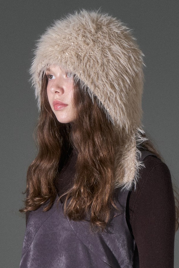 헤어리 숏 바라클라바 타르사 (4 colors)는 부드러운 촉감의 면, 아크릴, 폴리에스터, 폴리우레탄, 금속사 혼방 소재로 제작되어 가을, 겨울철 보온성을 책임지는 모자입니다. 블랙, 그레이, 베이지 애쉬 등 3가지 컬러로 출시되어 미니멀, 클래식, 캐주얼 스타일의 데일리룩, 산책룩, 집콕룩에 활용하기 좋습니다. 27cm의 모자 깊이와 무지 패턴, 두꺼운 두께감으로 포근함을 더하며, 골드 메탈 참 장식과 턱끈, 사이즈 조절 기능으로 실용성을 높였습니다. 바라클라바 또는 비니 스타일로 변형 가능하며 형태 복원력이 뛰어나 오랫동안 착용할 수 있습니다.
