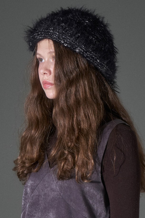 헤어리 숏 바라클라바 타르사 (4 colors)는 부드러운 촉감의 면, 아크릴, 폴리에스터, 폴리우레탄, 금속사 혼방 소재로 제작되어 겨울철 따뜻함을 선사합니다. 비니 형태로 변형이 가능하며, 복원력이 좋은 소재를 사용하여 오랫동안 착용할 수 있습니다. 턱끈과 사이즈 조절 기능이 있어 편안한 착용감을 제공하며, 금속 참 장식이 세련됨을 더합니다. 베이지 애쉬, 그레이, 그레이 블랙 등 4가지 색상으로 출시되어 다양한 겨울 데일리룩, 산책룩, 집콕룩에 미니멀, 캐주얼, 클래식 스타일을 연출하기 좋습니다. 골드 메달사 디테일이 돋보이는 헤어리 숏 바라클라바 타르사로 따뜻하고 스타일리시한 겨울을 완성하세요.
