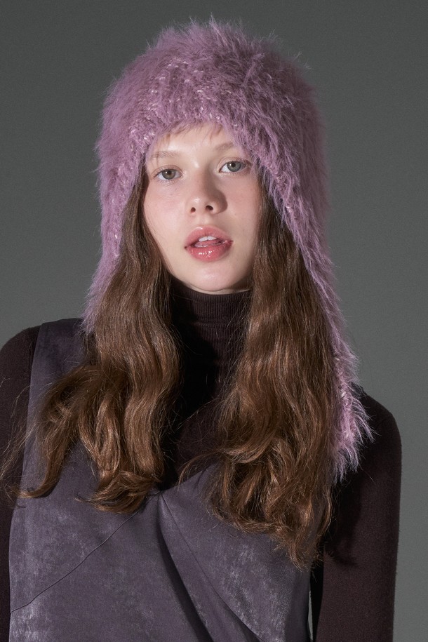 헤어리 숏 바라클라바 타르사 (4 colors)는 부드러운 촉감의 면, 아크릴, 폴리에스터, 폴리우레탄, 금속사 혼방 소재로 제작된 바라클라바입니다. 가을, 겨울철 일상, 산책, 여행 등 다양한 TPO에 미니멀, 캐주얼, 클래식 스타일을 더해주는 아이템입니다. 숏 디자인으로 모자 깊이가 짧고, 턱끈 단추를 통해 사이즈 조절이 가능하며, 바라클라바와 비니 두 가지 스타일로 연출할 수 있습니다. 블랙, 그레이, 베이지 애쉬 등 4가지 컬러로 출시되었으며, 무지 디자인에 골드 메달과 금속 참 장식이 포인트입니다. 형태 복원력이 우수하여 오랫동안 변형 없이 착용할 수 있습니다.
