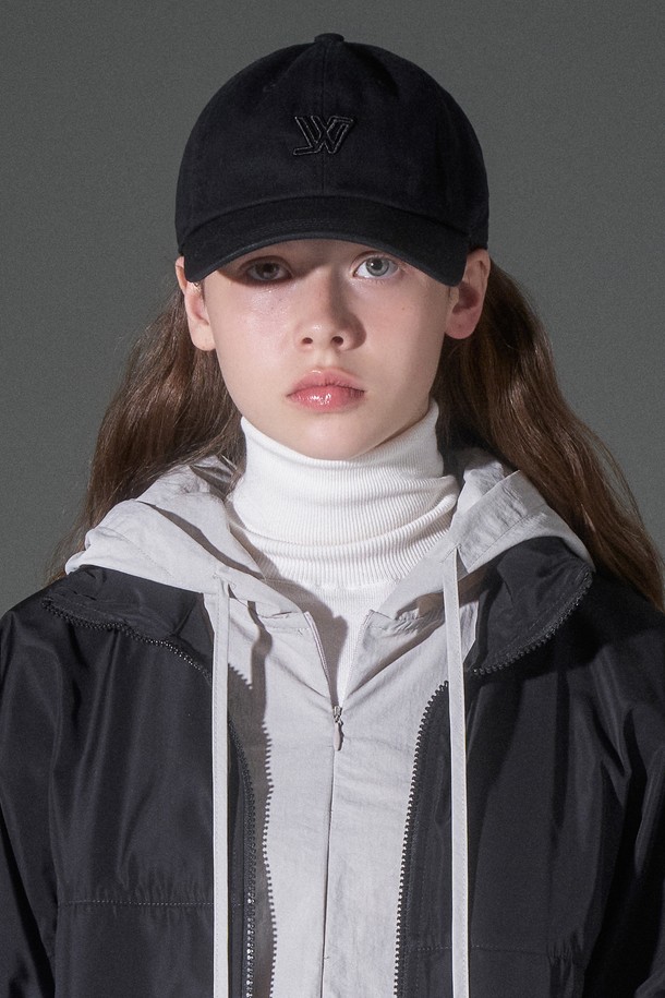 "시그니처 라인자수 워싱 코튼 볼캡" 트리에 (4 colors)는 부드러운 촉감의 면 소재로 제작되어 사계절 내내 편안하게 착용할 수 있는 볼캡입니다. 모자 깊이 16.5cm, 챙 길이 7cm로 안정적인 착용감을 제공하며, 워싱 처리된 코튼 소재로 자연스러운 멋을 더했습니다. 라인 자수와 로고 자수 디테일이 돋보이며, 사이즈 조절이 가능한 버클이 있어 다양한 스타일 연출이 가능합니다. 아이보리, 세이지그린, 애쉬브라운, 블랙 4가지 색상으로 출시되어 어떤 룩에도 매치하기 좋습니다. 캐주얼, 미니멀, 클래식 스타일을 즐겨 입는 분들께 동네 마실룩, 산책룩에 포인트 아이템으로 추천합니다.
