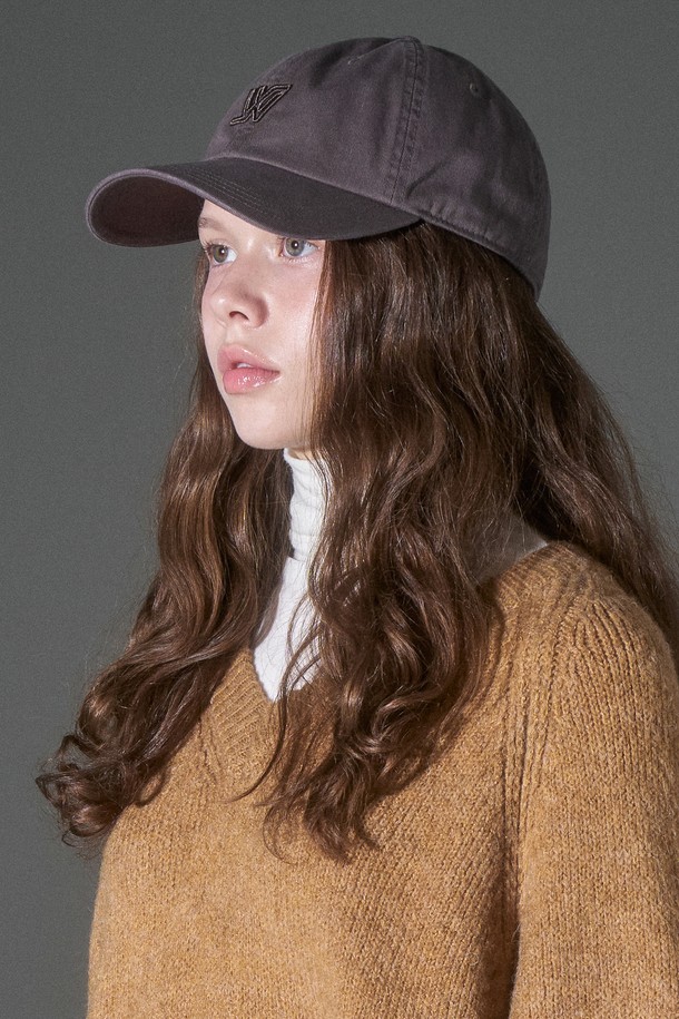 시그니처 라인자수 워싱 코튼 볼캡 트리에 (4 colors)는 데일리룩에 매치하기 좋은 볼캡입니다. 면 소재로 제작되어 가볍고 편안한 착용감을 선사하며, 사계절 내내 착용할 수 있습니다. 모자 깊이 16.5cm, 챙 넓이 7cm로 안정적인 핏을 제공하며, 라인 자수와 로고 자수로 포인트를 더했습니다. 사이즈 조절이 가능하며, 산책룩, 여행룩 등 다양한 TPO에 캐주얼, 미니멀, 클래식 스타일을 연출할 수 있습니다. 아이보리, 세이지 그린, 애쉬 브라운, 블랙 4가지 컬러로 만나보세요.
