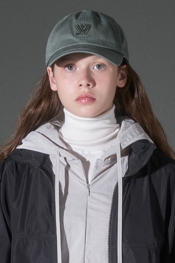 시그니처 라인자수 워싱 코튼 볼캡 트리에 (4 colors)는 캐주얼, 미니멀, 클래식 스타일을 즐겨 입는 분들을 위한 사계절용 볼캡입니다. 부드러운 면 소재로 제작되어 편안한 착용감을 선사하며, 워싱 처리로 자연스러운 멋을 더했습니다. 아이보리, 세이지그린, 애쉬브라운, 블랙 4가지 색상으로 출시되었으며, 라인 자수와 로고 자수가 포인트로 디자인되었습니다. 모자 깊이 16.5cm, 챙 넓이 7cm이며, 뒷면 버클로 사이즈 조절이 가능하여 남녀 공용으로 착용할 수 있습니다. 동네 마실룩, 산책룩 등 편안한 일상에 잘 어울리는 아이템입니다.
