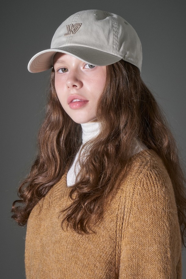 시그니처 라인자수 워싱 코튼 볼캡은 부드러운 촉감의 면 소재로 제작되어 사계절 내내 편안하게 착용하기 좋습니다. 아이보리, 세이지 그린, 애쉬 브라운, 블랙 4가지 색상으로 출시되어 어떤 스타일에도 매치하기 용이합니다. 은은한 라인 자수와 로고 자수가 포인트이며, 모자 깊이 16.5cm, 챙 넓이 7cm로 안정적인 핏을 제공합니다. 워싱 처리와 경량 디자인, 사이즈 조절 버클, 이너 스웨트밴드 디테일로 실용성을 더했으며, 캐주얼, 미니멀, 클래식 스타일의 동네 마실룩, 산책룩, 여행룩에 잘 어울립니다.
