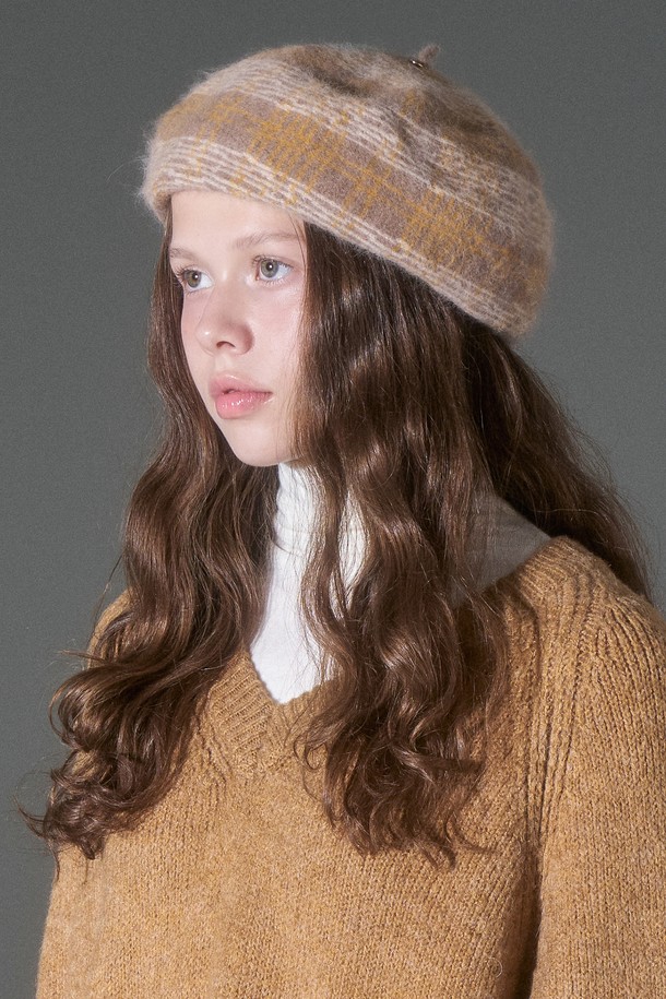 변형 체크 앙고라 베레모 코모네 (4 colors)는 여성스러운 가을, 겨울 스타일을 완성해 줄 베레모입니다. 부드러운 앙고라 소재와 두꺼운 두께감으로 따뜻하고 포근한 착용감을 선사합니다. 클래식, 미니멀, 걸리시한 스타일을 연출하기 좋으며, 데이트룩과 모임룩에 포인트를 더할 수 있습니다. 베이지, 브라운 컬러를 포함한 4가지 다채로운 색상으로 구성되어 다양한 스타일링에 활용 가능합니다. 체크 패턴이 돋보이는 디자인으로, 당신의 겨울 스타일을 더욱 돋보이게 해 줄 것입니다. 
