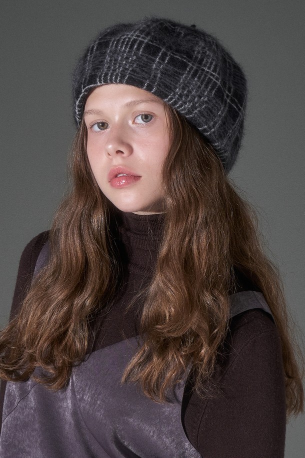 변형 체크 앙고라 베레모 코모네 (4 colors)는 부드러운 앙고라 소재로 제작되어 가을, 겨울철 따뜻함과 포근함을 선사하는 여성용 베레모입니다. 클래식, 미니멀, 캐주얼 스타일 모두 소화 가능하며, 데이트룩, 모임룩 등 다양한 TPO에 활용하기 좋습니다. 좁은 챙과 일반적인 모자 깊이로 디자인되었으며, 세련된 체크 패턴이 돋보입니다. 그레이, 블랙 컬러를 포함한 4가지 다채로운 색상으로 구성되어 폭넓은 선택지를 제공합니다.
