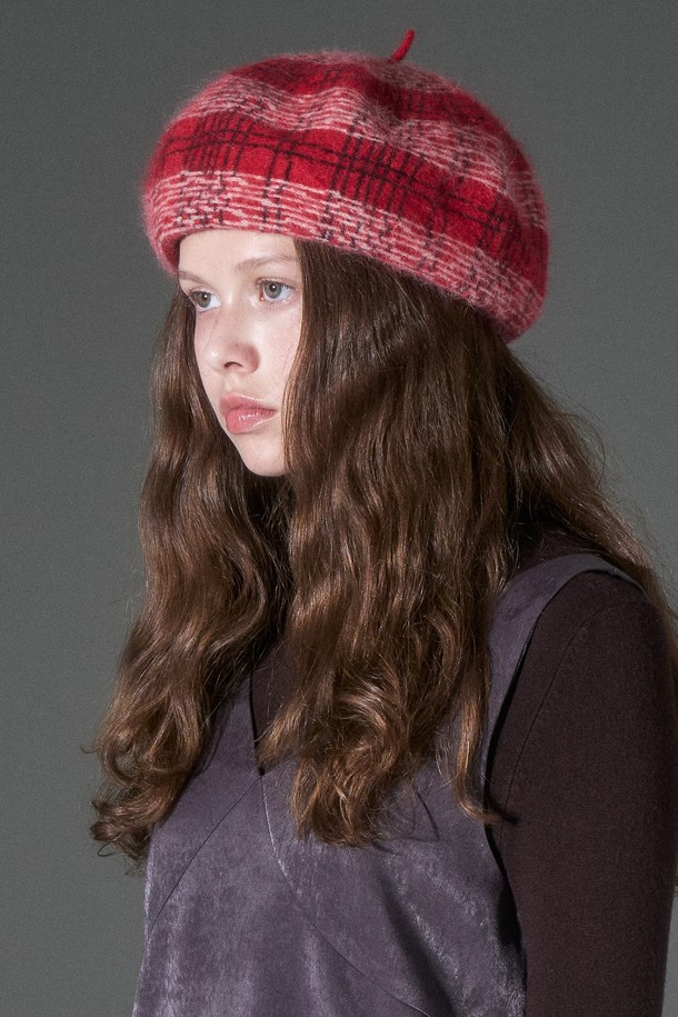 변형 체크 앙고라 베레모 코모네 (4 colors)는 부드러운 앙고라 소재로 제작되어 가을, 겨울철 따뜻함을 선사하는 여성용 베레모입니다. 클래식, 미니멀, 걸리시 스타일에 모두 잘 어울리며, 데이트룩이나 모임룩에 포인트를 더할 수 있습니다. 체크 무늬가 특징이며, 레드, 블랙, 화이트, 그레이 4가지 컬러로 만나볼 수 있습니다. 일반적인 모자 깊이로 편안하게 착용 가능하며, 부드러운 촉감이 특징입니다.
