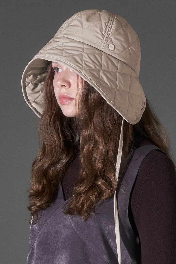 고밀도 퀼팅 패딩 보닛햇 오네가 (3 colors)는 가을과 겨울철, 산책룩과 캠핑룩에 잘 어울리는 모자입니다. 부드러운 촉감의 나일론과 폴리에스터 소재로 제작되었으며, 깊은 모자 깊이와 넓은 챙이 특징입니다. 퀼팅 디자인과 끈 디테일이 돋보이며, 무지 스타일로 다양한 스타일에 매치하기 좋습니다. 캐주얼, 미니멀, 클래식 스타일을 즐겨 입는 분들께 추천하는 두꺼운 패딩 보닛햇입니다. 베이지, 블랙, 브라운 세 가지 컬러로 출시되었습니다.
