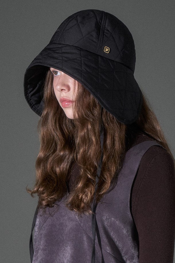 고밀도 퀼팅 패딩 보닛햇 오네가 (3 colors)는 가을, 겨울철 보온성을 책임지는 모자입니다. 부드러운 촉감의 폴리에스테르 소재로 제작되어 편안한 착용감을 선사하며, 깊은 모자 깊이와 중간 챙 넓이로 안정적인 핏을 제공합니다. 퀼팅 디자인과 무지 패턴이 어우러져 클래식, 미니멀, 캐주얼 스타일 모두 소화 가능하며, 출근룩과 여행룩에 활용하기 좋습니다. 블랙, 브라운, 베이지 3가지 색상으로 출시되어 다양한 코디에 매치할 수 있습니다.
