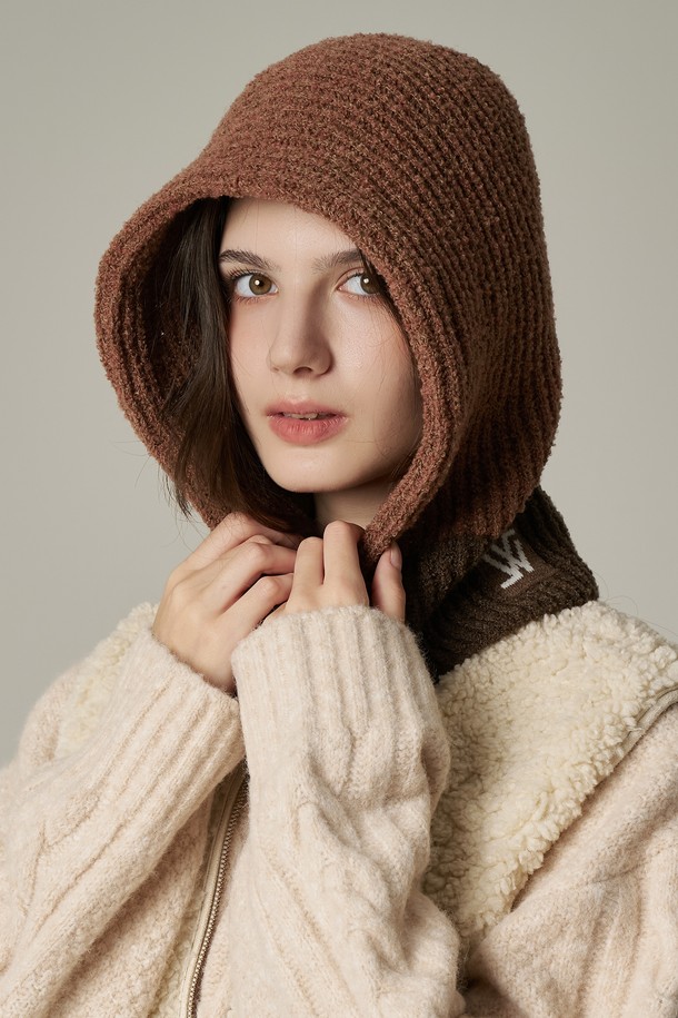 따뜻함과 스타일을 모두 갖춘 투톤 울 부클 바라클라바 페르나를 만나보세요. 부드러운 울과 부클 소재로 제작되어 포근한 착용감을 선사하며, 깊은 모자 깊이와 귀, 목까지 덮는 디자인으로 뛰어난 방한 기능을 제공합니다. 클래식, 미니멀, 캐주얼 스타일에 모두 잘 어울리는 브라운, 베이지 컬러의 투톤 디자인이 특징입니다. 두꺼운 두께감으로 추운 날씨에도 따뜻하게 착용할 수 있으며, 데일리룩에 포인트를 더해줍니다. 겨울철 필수 아이템으로, 스타일리시하면서도 보온성을 놓치지 않도록 디자인되었습니다.
