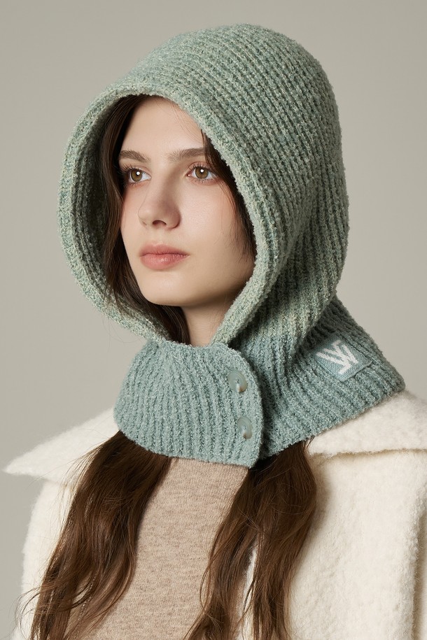 투톤 울 부클 바라클라바 페르나(3 colors)는 깊은 모자 깊이와 부드러운 촉감, 두꺼운 두께감으로 겨울철 방한에 특화된 여성용 바라클라바입니다. 울과 부클 소재의 조화로 보온성을 높였으며, 목까지 감싸는 디자인과 후드형으로 포근함을 더했습니다. 투톤 컬러와 무지 패턴으로 캐주얼, 미니멀, 클래식 스타일의 산책룩에 매치하기 좋습니다. 추운 날씨에도 스타일리시함을 잃지 않고 따뜻하게 연출할 수 있는 아이템입니다.
