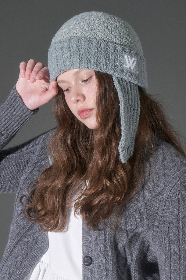 **투톤 울 부클 귀달이 비니 알리노 (3 colors)**

부드러운 울 소재로 제작되어 따뜻함과 편안함을 선사하는 투톤 울 부클 귀달이 비니입니다. 깊은 모자 깊이로 포근하게 착용 가능하며, 귀달이 디자인으로 보온성을 높여줍니다. 캐주얼, 클래식, 미니멀 스타일 모두에 잘 어울리는 활용도 높은 아이템입니다. 그레이 컬러를 포함한 3가지 색상으로 출시되어 취향에 맞게 선택할 수 있습니다. 가을, 겨울 시즌 데일리룩에 포인트 아이템으로 활용해보세요.
