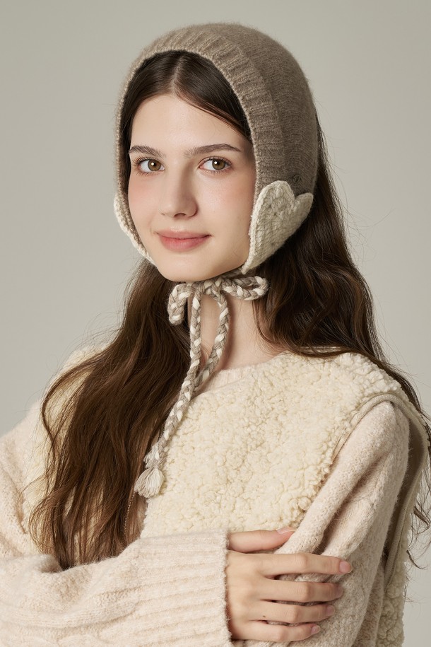 라쿤 울 혼방 하트 이어머프 리보르(3 colors)는 겨울철 패션을 돋보이게 해줄 여성용 방한 이어머프입니다. 부드러운 촉감의 울과 라쿤 혼방 소재로 제작되어 보온성이 뛰어나고, 귀여운 하트 패턴과 리본 장식이 걸리시하고 로맨틱한 분위기를 연출합니다. 아이보리, 블랙, 브라운 세 가지 색상으로 출시되어 데이트룩이나 연말 모임룩 등 다양한 스타일에 매치하기 좋습니다. 추운 날씨에도 스타일리시함을 놓치고 싶지 않은 분들께 추천하는 클래식 아이템입니다.
