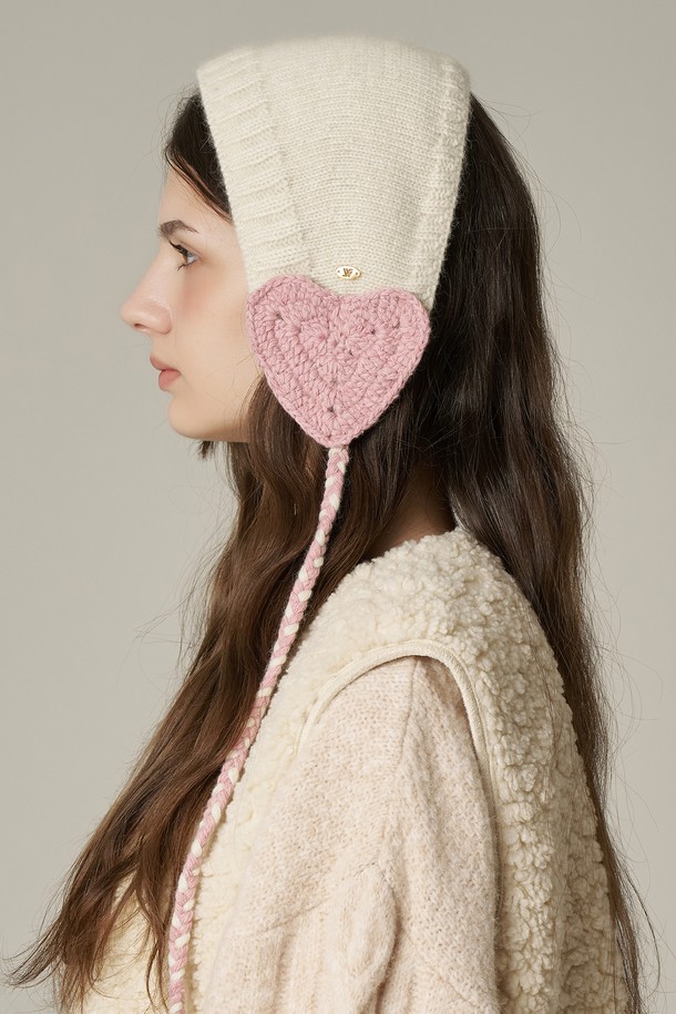 라쿤 울 혼방 하트 이어머프 리보르 (3 colors)는 부드러운 촉감의 울과 라쿤 소재 혼방으로 제작되어 뛰어난 보온성을 제공하는 여성용 귀덮개입니다. 사랑스러운 하트 패턴과 디자인 장식이 돋보이며, 겨울철 데이트룩이나 연말 모임룩에 걸리시, 로맨틱, 캐주얼 스타일을 더해줍니다. 세련된 화이트와 핑크 컬러를 포함한 3가지 색상으로 출시되어 다양한 룩에 매치하기 용이합니다. 추운 계절, 포근함과 스타일을 동시에 잡을 수 있는 필수 아이템입니다.
