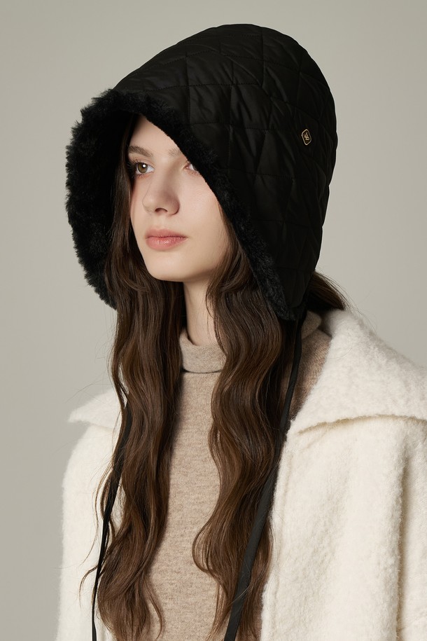 고밀도 퀼팅 패딩 퍼 보닛햇 루블린은 겨울철 여성의 따뜻함과 스타일을 책임지는 보닛햇입니다. 부드러운 퍼 소재와 나일론을 사용하여 뛰어난 촉감과 보온성을 제공하며, 깊은 모자 깊이와 넓은 챙으로 포근한 착용감을 선사합니다. 무지 디자인에 퀼팅 디테일을 더해 클래식, 미니멀, 캐주얼 스타일 모두 소화 가능하며, 블랙 컬러로 어떤 옷에도 쉽게 매치할 수 있습니다. 고밀도 퀼팅과 패딩 충전재는 뛰어난 보온성을 제공하여 추운 날씨에도 따뜻하게 착용할 수 있습니다.
