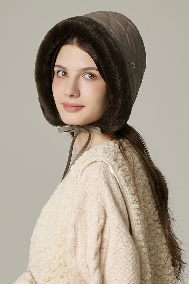 **고밀도 퀼팅 패딩 퍼 보닛햇 루블린 (3 colors)**은 겨울과 가을, 따뜻함과 스타일을 모두 갖춘 여성용 보닛햇입니다. 부드러운 촉감의 폴리에스테르 소재로 제작되었으며, 깊은 모자 깊이와 좁은 챙이 특징입니다. 고밀도 퀼팅과 퍼 디자인이 더해져 클래식, 미니멀, 캐주얼 룩에 모두 잘 어울립니다. 블랙, 아이보리, 브라운 3가지 색상으로 출시되어 다양한 겨울 스타일을 연출할 수 있습니다. 뛰어난 보온성으로 추운 날씨에도 포근함을 선사합니다.
