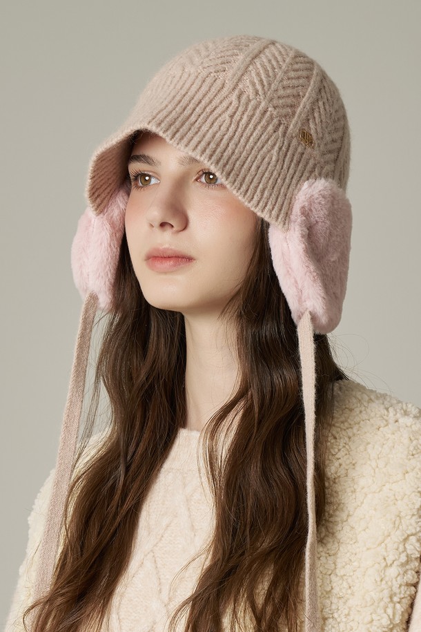 알파카 니트 귀달이퍼 둥근햇 아르벨(4 colors)은 부드러운 촉감과 따뜻한 보온성을 자랑하는 여성용 귀달이 모자입니다. 가을, 겨울 시즌에 어울리는 두꺼운 두께감의 니트 소재와 알파카 소재 혼방으로 제작되어 포근함을 선사합니다. 베이지, 핑크 등 4가지 컬러로 출시되어 데이트룩, 여행룩, 캐주얼, 클래식, 걸리시 스타일 등 다양한 스타일에 매치하기 좋습니다. 좁은 챙과 귀여운 리본 장식이 돋보이며, 깊은 모자 깊이로 안정감 있는 착용감을 제공합니다. 무지 디자인으로 어떤 옷에도 쉽게 코디할 수 있어 실용적입니다.
