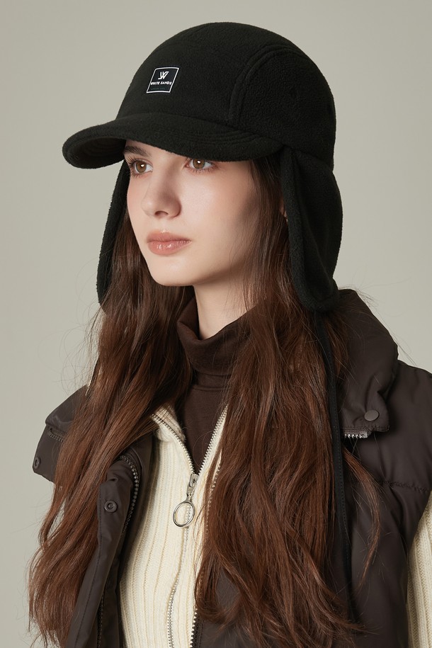 그린라벨 플리스 이어머프 캠프캡 엘부르(4 colors)는 가을, 겨울철 따뜻함과 스타일을 동시에 만족시키는 캠프캡입니다. 플리스 소재로 제작되어 부드러운 촉감을 제공하며, 보온성을 높여 추운 날씨에도 쾌적하게 착용 가능합니다. 이어머프 디자인으로 귀를 따뜻하게 감싸주어 더욱 포근함을 느낄 수 있습니다. 일상복은 물론 캠핑룩에도 잘 어울리는 캐주얼, 미니멀, 클래식 스타일의 모자로, 그린, 블랙, 베이지, 브라운 4가지 컬러로 출시되어 취향에 맞게 선택할 수 있습니다.
