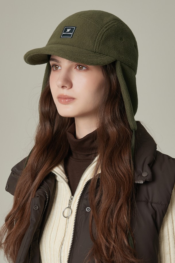 그린라벨 플리스 이어머프 캠프캡 엘부르 (4 colors)는 부드러운 플리스 소재에 깊은 모자 깊이와 중간 챙넓이를 가진 캠프캡입니다. 톤온톤 무지 디자인으로 캐주얼, 고프코어, 미니멀 스타일을 연출하기 좋습니다. 겨울철 보온과 방한 기능을 제공하며, 특히 귀덮개가 부착되어 더욱 따뜻하게 착용할 수 있습니다. 캠핑룩, 등산룩 등 아웃도어 활동에 활용하기 좋으며, 그린을 포함한 4가지 다채로운 색상으로 만나보세요.
