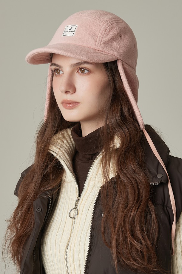 그린라벨 플리스 이어머프 캠프캡 엘부르 (4 colors)는 가을, 겨울철 보온과 방한을 책임지는 캠프캡입니다. 부드러운 플리스 소재와 깊은 모자 깊이, 중간 챙 길이로 편안한 착용감을 선사하며, 무지 디자인에 귀덮개 부착으로 보온성을 높였습니다. 일상, 캠핑, 등산, 산책 등 다양한 TPO에 캐주얼, 고프코어, 미니멀 스타일로 활용하기 좋습니다. 4가지 다채로운 색상으로 출시되어 취향에 맞게 선택할 수 있습니다.
