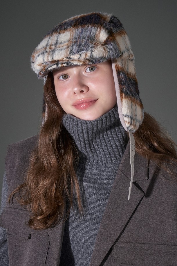 울혼방 소재로 제작되어 따뜻하고 부드러운 촉감을 선사하는 '울혼방 타탄 체크 귀달이 헌팅캡 투르느'입니다. 가을, 겨울 시즌에 어울리는 두꺼운 두께감으로 보온성을 높였으며, 클래식, 캐주얼, 미니멀 스타일 모두 소화 가능한 디자인입니다. 4가지 다채로운 컬러 옵션으로 제공되어, 출근룩, 모임룩 등 다양한 TPO에 맞춰 폭넓게 활용할 수 있습니다. 타탄 체크 패턴과 귀달이 디자인이 만나 개성 있는 포인트를 더해줍니다. 남녀 공용으로 착용 가능하여, 커플 아이템으로도 추천합니다.
