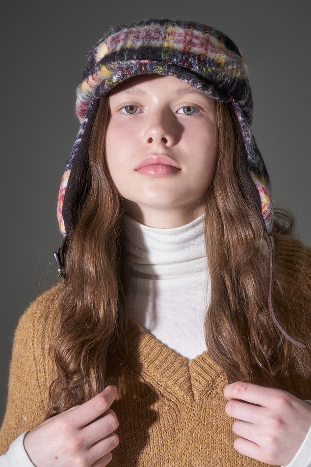 울혼방 타탄 체크 귀달이 헌팅캡 투르느는 가을, 겨울철 따뜻함과 스타일을 동시에 잡을 수 있는 모자입니다. 울혼방 소재로 제작되어 부드러운 촉감과 뛰어난 보온성을 제공하며, 귀달이 디자인으로 한겨울 추위에도 끄떡없습니다. 클래식, 캐주얼, 미니멀 등 다양한 스타일 연출이 가능하며, 출근룩이나 연말 모임룩에 포인트를 더할 수 있습니다. 4가지 멀티 컬러로 출시되어 취향에 맞는 색상을 선택할 수 있는 실용적인 헌팅캡입니다. 타탄 체크 패턴이 돋보이는 디자인으로, 개성 있는 스타일을 완성해보세요.
