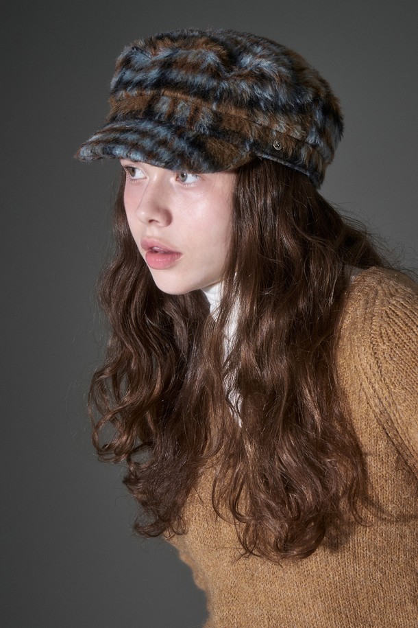 울 혼방 타탄 체크 마도로스 캡 루카노는 가을, 겨울 시즌에 어울리는 모자입니다. 울 혼방 소재로 제작되어 따뜻하고 포근한 착용감을 선사하며, 클래식, 캐주얼, 미니멀 스타일을 모두 소화할 수 있습니다. 데이트룩, 모임룩, 출근룩 등 다양한 TPO에 활용 가능하며, 4가지 컬러로 출시되어 폭넓은 선택지를 제공합니다. 타탄 체크 패턴이 돋보이는 디자인으로, 개성 있는 스타일을 연출하기 좋습니다.
