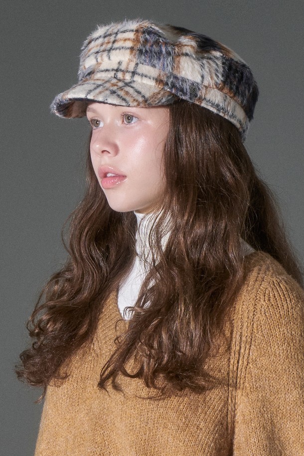 울 혼방 타탄 체크 마도로스 캡 루카노는 가을, 겨울 시즌에 어울리는 모자입니다. 울과 폴리에스테르 혼방 소재로 제작되어 부드러운 촉감과 두꺼운 두께감을 자랑하며, 중간 깊이의 디자인으로 편안하게 착용할 수 있습니다. 클래식, 미니멀, 캐주얼 스타일 모두 소화 가능하며, 출근룩이나 모임룩에 포인트를 더해줍니다. 베이지, 브라운, 그레이, 블랙 4가지 다채로운 컬러로 출시되어 취향에 맞는 스타일을 연출할 수 있습니다. 타탄 체크 패턴이 돋보이는 마도로스 캡으로, 당신의 겨울 스타일링을 완성해보세요.
