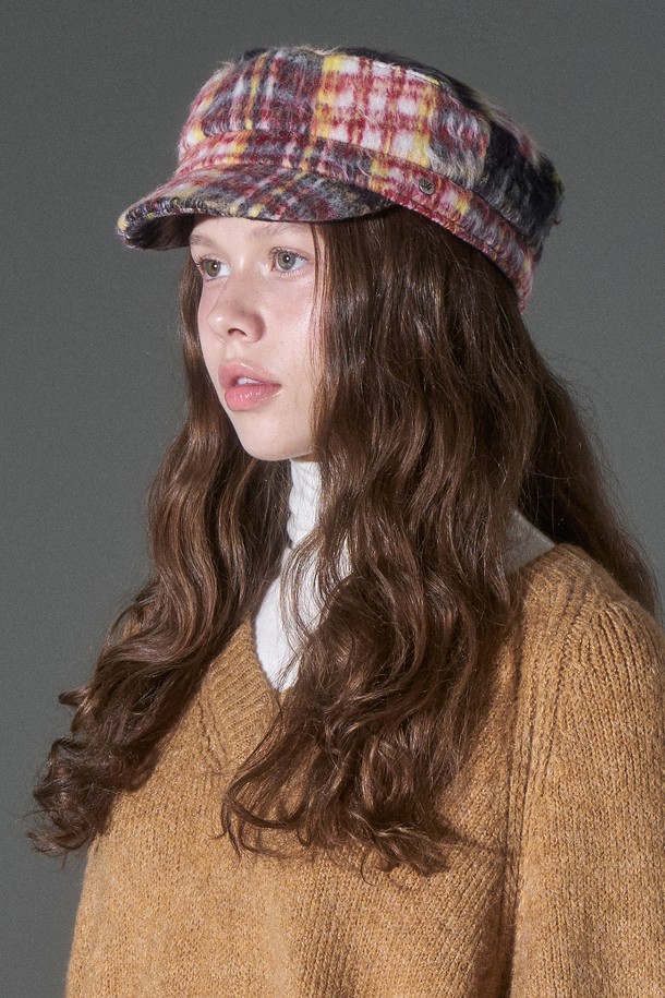 울 혼방 타탄 체크 마도로스 캡 루카노는 가을, 겨울 시즌에 어울리는 모자입니다. 울 혼방 소재로 제작되어 따뜻하고 포근한 착용감을 선사하며, 총 4가지 색상으로 출시됩니다. 클래식, 캐주얼, 미니멀 스타일 모두 소화 가능하며, 모임룩으로 포인트를 더하기 좋습니다. 타탄 체크 패턴이 돋보이는 디자인으로, 개성 있는 스타일을 연출할 수 있습니다.
