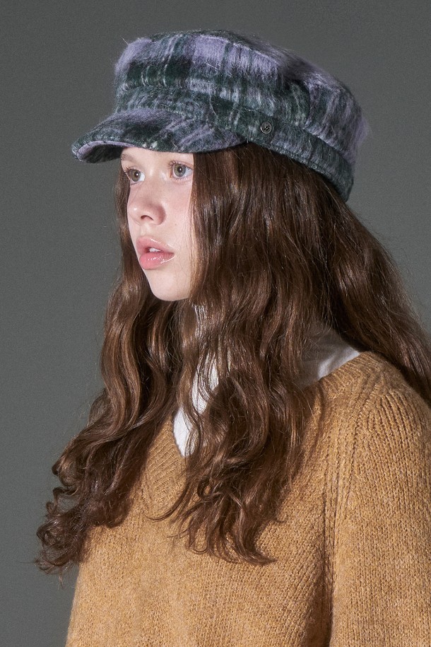 울 혼방 타탄 체크 마도로스 캡 루카노 (4 colors)는 가을과 겨울철, 출근룩과 모임룩에 포인트를 더해줄 모자입니다. 울 혼방 소재로 제작되어 부드러운 촉감과 뛰어난 보온성을 제공하며, 두꺼운 두께감으로 따뜻하게 착용할 수 있습니다. 클래식, 캐주얼, 미니멀 스타일 모두 소화 가능한 디자인으로, 타탄 체크 패턴이 세련된 분위기를 연출합니다. 일반적인 모자 깊이와 챙 넓이로 편안한 착용감을 선사하며, 4가지 다채로운 색상 옵션으로 폭넓은 선택지를 제공합니다.
