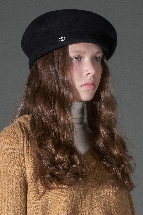 울 혼방 레트로 베레모 로잔느는 여성스러운 분위기를 더해주는 베레모입니다. 울과 폴리에스터 혼방 소재로 제작되어 부드러운 촉감과 따뜻함을 선사하며, 가을, 겨울 시즌에 착용하기 좋습니다. 블랙, 브라운, 베이지, 네이비, 그레이, 아이보리 6가지의 다채로운 색상으로 출시되어 다양한 코디에 활용할 수 있습니다. 레트로 스타일의 무지 디자인으로 클래식, 미니멀, 모임룩, 출근룩 등 어떤 스타일에도 잘 어울립니다.
