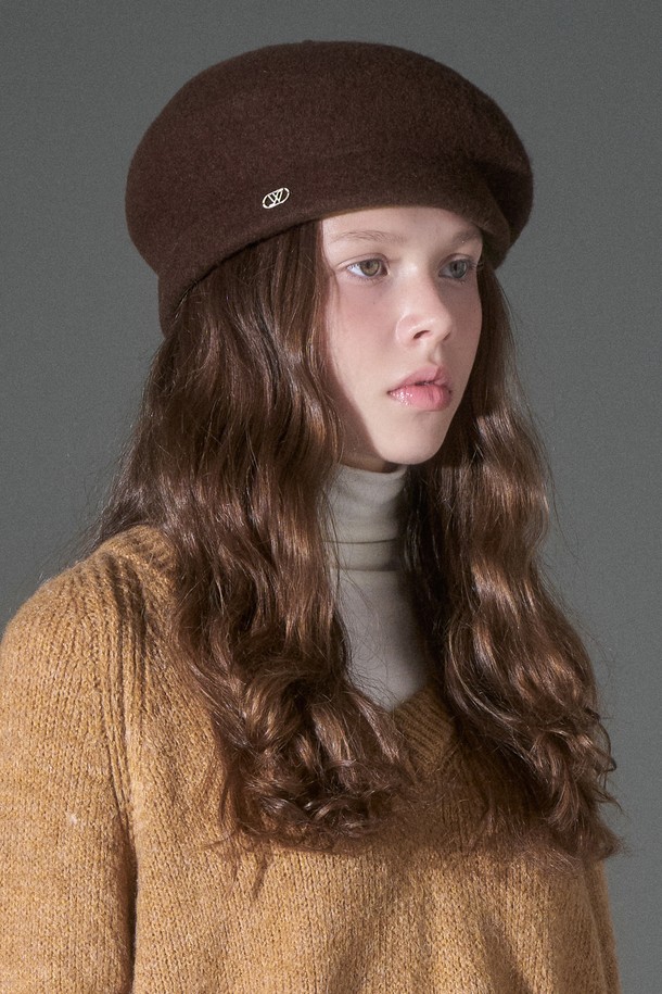 울 혼방 레트로 베레모 로잔느는 가을, 겨울 시즌에 어울리는 여성용 베레모입니다. 울과 폴리에스테르 혼방 소재로 제작되어 부드러운 촉감과 두꺼운 두께감을 자랑하며, 클래식하고 레트로한 무드를 연출합니다. 무지 디자인에 브라운, 블랙, 베이지, 그레이, 네이비, 와인 6가지의 다채로운 컬러로 출시되어 다양한 스타일을 소화할 수 있습니다. 모임룩이나 출근룩에 포인트를 더하여 세련된 스타일을 완성해 보세요. 좁은 챙과 일반적인 모자 깊이로 편안하게 착용 가능합니다.

