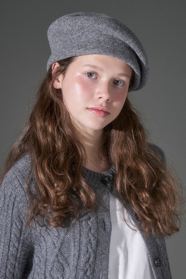 울 혼방 레트로 베레모 로잔느는 가을, 겨울 시즌 여성분들을 위한 모자입니다. 부드러운 촉감의 울과 폴리에스테르 혼방 소재로 제작되었으며, 중간 깊이감과 두꺼운 두께감으로 따뜻하게 착용할 수 있습니다. 클래식, 미니멀, 레트로 스타일을 모두 아우르며, 출근룩과 모임룩에 포인트를 더하기 좋습니다. 그레이, 블랙, 브라운, 베이지, 네이비, 와인 6가지 다채로운 컬러로 만나보세요. 레트로 스타일의 무지 디자인으로 다양한 룩에 매치하기 용이합니다.
