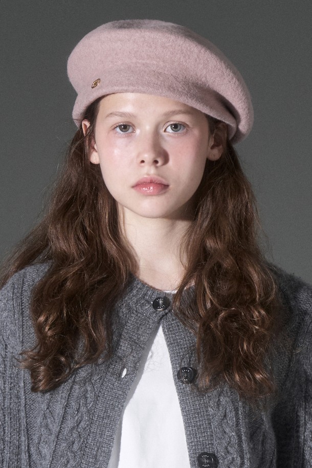 울 혼방 레트로 베레모 로잔느는 가을, 겨울 시즌 여성의 스타일을 완성해 줄 베레모입니다. 부드러운 울 혼방 소재로 제작되어 포근한 착용감을 선사하며, 핑크, 블랙, 그레이, 브라운, 베이지, 화이트 6가지 다채로운 컬러로 출시되었습니다. 미니멀하면서도 클래식한 디자인에 레트로 감성을 더하여 데이트룩, 모임룩 등 다양한 TPO에 활용 가능합니다. 모자 깊이와 챙 넓이가 일반적인 형태로 제작되어 누구나 부담 없이 착용할 수 있으며, 무지 패턴으로 어떤 스타일에도 잘 어울립니다.
