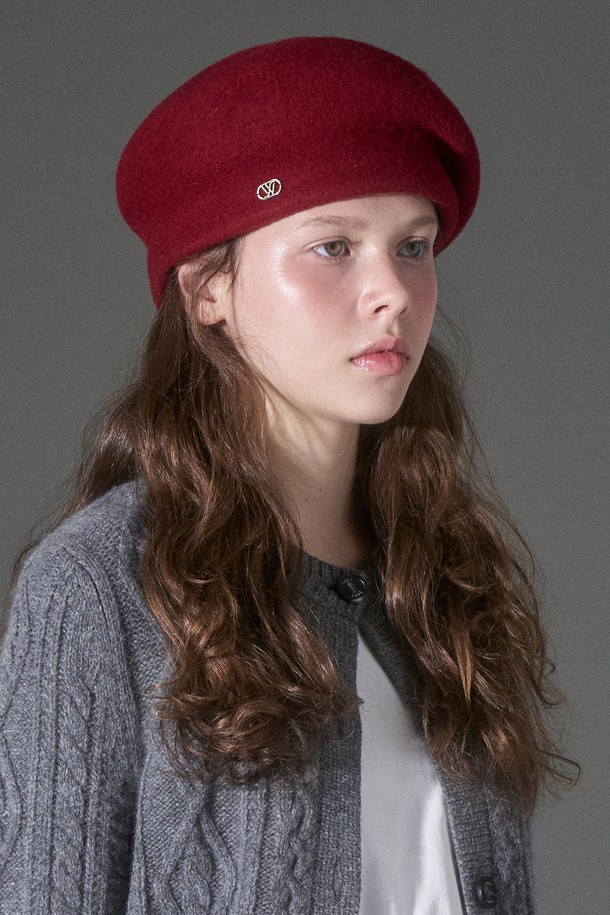 울 혼방 레트로 베레모 로잔느는 여성스러운 스타일을 완성하는 베레모입니다. 울과 폴리에스테르 혼방 소재로 제작되어 부드러운 촉감과 따뜻함을 선사하며, 가을/겨울 시즌에 착용하기 좋습니다. 무지 디자인에 로고 장식이 더해져 클래식하면서도 세련된 분위기를 연출합니다. 레드, 블랙, 베이지, 브라운, 그레이, 네이비 6가지 다채로운 컬러로 출시되어, 데이트룩, 모임룩, 출근룩 등 다양한 TPO에 맞춰 미니멀, 클래식, 레트로 스타일을 연출할 수 있습니다.
