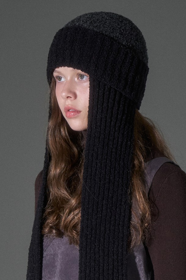 투톤 울 부클 머플러 비니 부르스(3 colors)는 가을, 겨울철 따뜻함과 스타일을 동시에 책임지는 모자입니다. 부드러운 촉감의 울과 부클 소재로 제작되어 포근함을 선사하며, 깊은 모자 깊이로 안정적인 착용감을 제공합니다. 투톤 컬러와 무지 패턴이 어우러져 클래식, 미니멀, 캐주얼 등 다양한 스타일 연출이 가능합니다. 머플러 디자인이 더해져 출근룩이나 연말 모임룩에 포인트를 더할 수 있으며, 3가지 컬러 옵션으로 폭넓은 선택지를 제공합니다.
