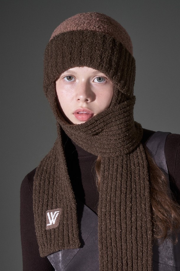 투톤 울 부클 머플러 비니 부르스(3 colors)는 깊은 모자 깊이와 부드러운 촉감의 울 소재 비니입니다. 가을, 겨울철 보온성을 높여주는 두꺼운 두께감의 제품으로, 머플러 일체형 디자인과 투톤 컬러 배색이 특징입니다. 클래식, 미니멀, 캐주얼 스타일 모두 소화 가능하며, 출근룩에도 잘 어울립니다. 브라운 컬러를 포함한 3가지 색상으로 출시되었습니다.
